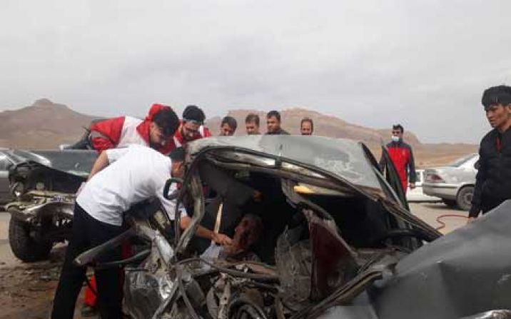 رهاسازی و امدادرسانی 8 مصدوم حادثه برخورد دو خودرو در جاده امامزاده عبدالله